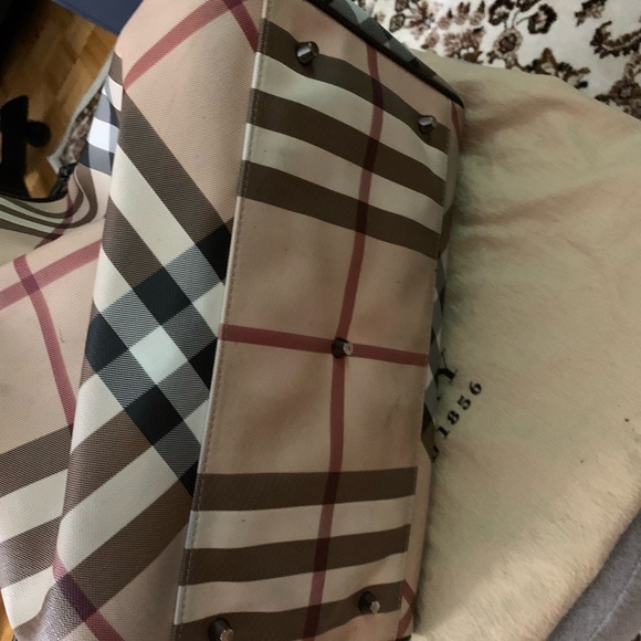 Luxurious Authentic Burberry Large Novacheck Tote - Picture 9 of 14